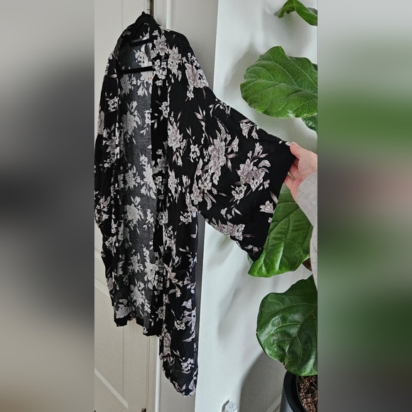 Spiritual Gangster Black and White Floral Kimono - Picture 4 of 5